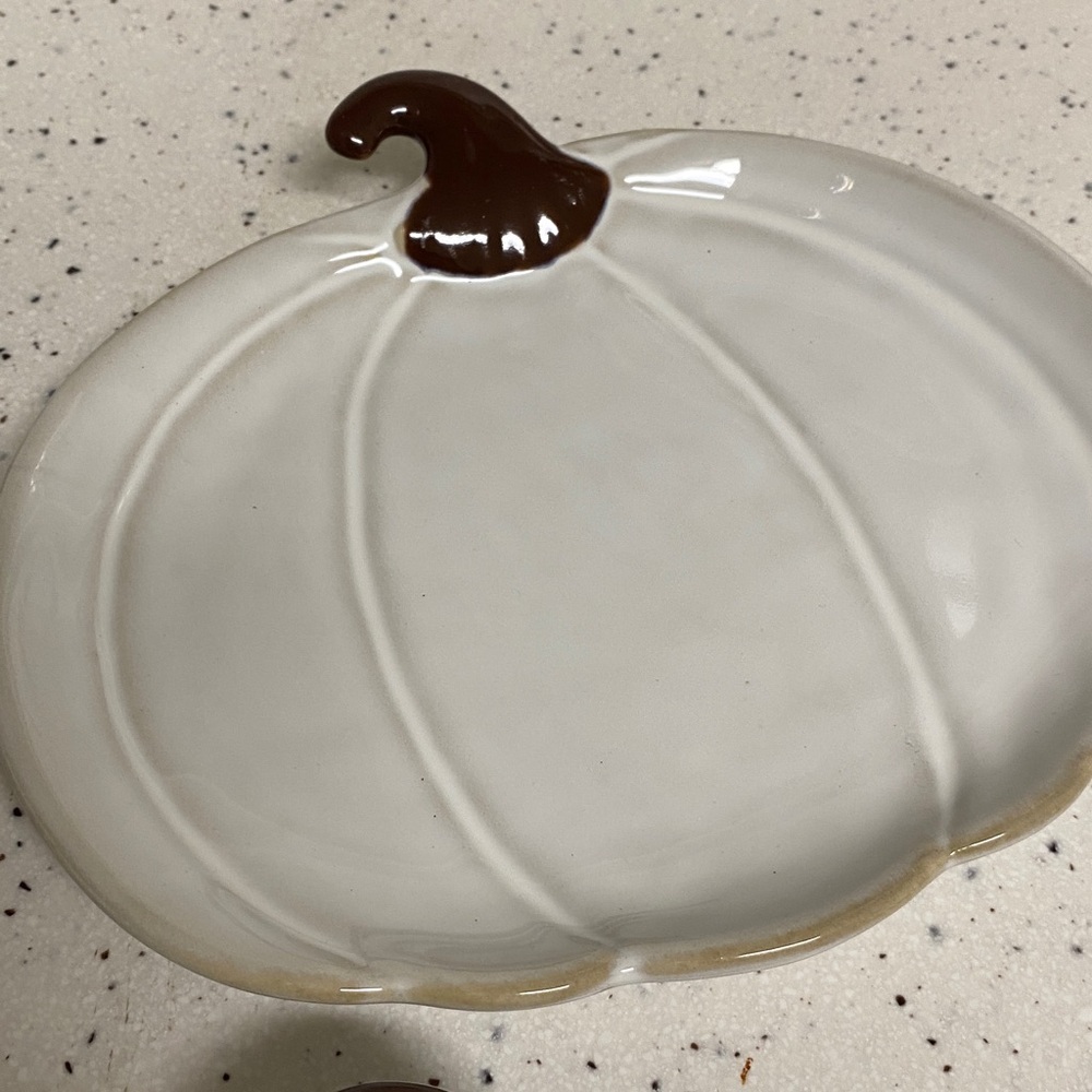 Set of 4, Crofton Stoneware, pumpkin shaped appetizer/snack/dessert plates. - Picture 7 of 10